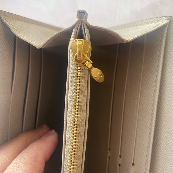 LV Twist  Wallet - Picture 14 of 15